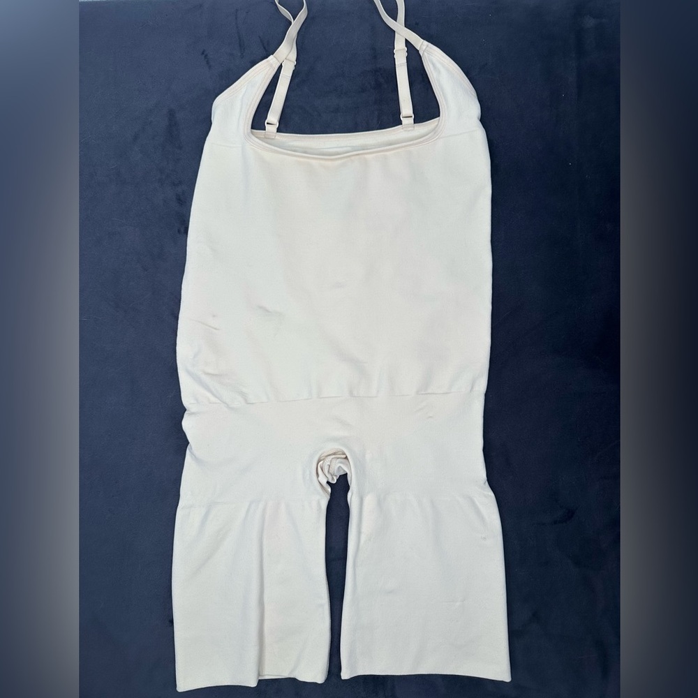SKIMS BUTT LIFTING OPEN BUST BODYSUIT SIZE M